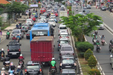 Depok, Endonezya - 10 Mart 2017: Jalan Margonda'da trafik sıkışık.