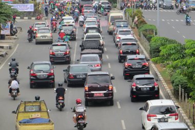 Depok, Endonezya - 10 Mart 2017: Jalan Margonda'da trafik sıkışık.