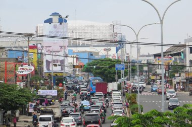 Depok, Endonezya - 10 Mart 2017: Jalan Margonda'da trafik sıkışık.