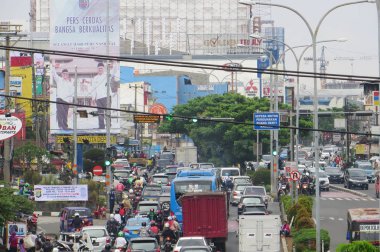 Depok, Endonezya - 10 Mart 2017: Jalan Margonda'da trafik sıkışık.