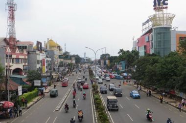Depok, Endonezya - 10 Mart 2017: Jalan Margonda'da trafik sıkışık.
