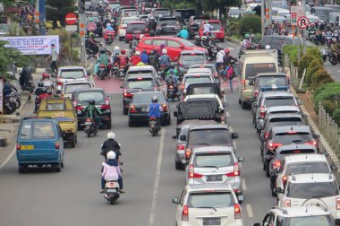 Depok, Endonezya - 10 Mart 2017: Jalan Margonda'da trafik sıkışık.