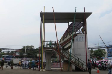 Depok, Endonezya - 10 Mart 2017: Jalan Margonda'da yaya köprüsü.
