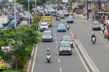 Depok, Endonezya - 10 Mart 2017: Jalan Margonda'da trafik sıkışık.
