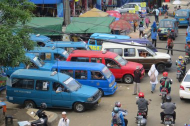 Depok, Endonezya - 10 Mart 2017: Terminal Depok'ta Angkot (toplu taşıma) kuyrukları.