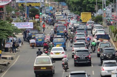 Depok, Endonezya - 10 Mart 2017: Jalan Margonda'da trafik sıkışık.