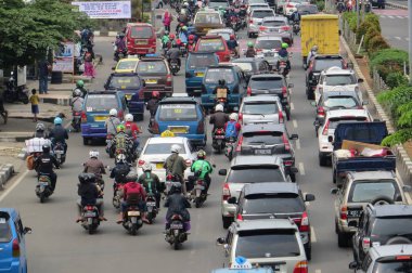 Depok, Endonezya - 10 Mart 2017: Jalan Margonda'da trafik sıkışık.