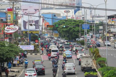 Depok, Endonezya - 10 Mart 2017: Jalan Margonda'da trafik sıkışık.