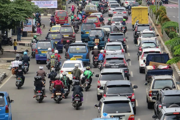 Depok, Endonezya - 10 Mart 2017: Jalan Margonda'da trafik sıkışık.
