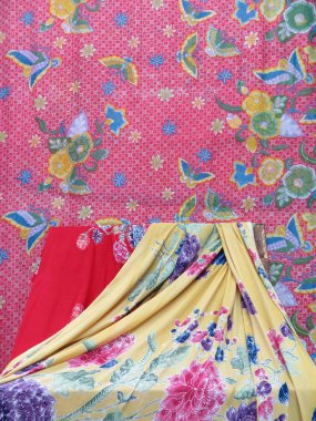 Serpong, Endonezya - 25 Mart 2018: Pendopo el sanatları pazar yerinde sergilenen Batik bezler.