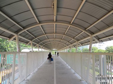 Jakarta, Endonezya - 8 Haziran 2017: Palmerah istasyonu ve Transjakarta otobüs sığınak bağlayan yaya köprüsü.