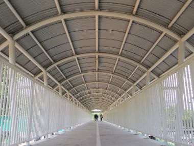 Jakarta, Endonezya - 8 Haziran 2017: Palmerah istasyonu ve Transjakarta otobüs sığınak bağlayan yaya köprüsü.