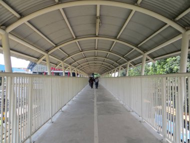 Jakarta, Endonezya - 8 Haziran 2017: Palmerah istasyonu ve Transjakarta otobüs sığınak bağlayan yaya köprüsü.