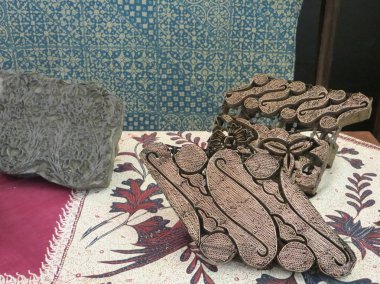 Jakarta, Endonezya - 8 Haziran 2017: kap, batik desenler yapmak için bakır pul canting ile Batik giyim.