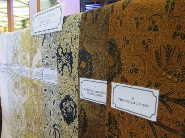 Jakarta, Endonezya - 8 Haziran 2017: Batik elbise yapma ilerleme.