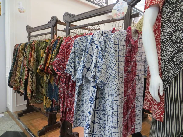 Dżakarta Indonezja Czerwca 2017 Różne Wzory Batik Koszule Sprzedaż Batik — Zdjęcie stockowe