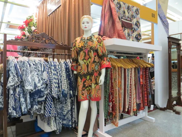 Dżakarta Indonezja Czerwca 2017 Różne Wzory Batik Ubrania Sprzedaż Batik — Zdjęcie stockowe