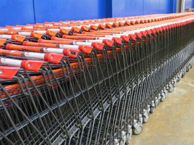 Tangerang, Endonezya - 9 Nisan 2018: Satırları bir kitap fuarına üzerinde yük arabaları.