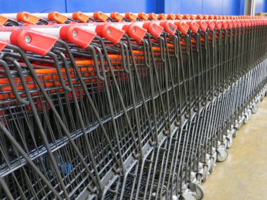 Tangerang, Endonezya - 9 Nisan 2018: Satırları bir kitap fuarına üzerinde yük arabaları.