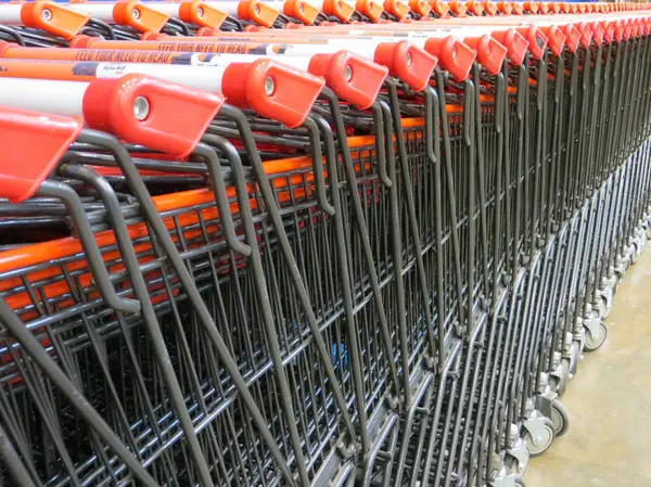 Tangerang, Endonezya - 9 Nisan 2018: Satırları bir kitap fuarına üzerinde yük arabaları.