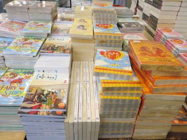 Tangerang, Endonezya - 9 Nisan 2018: Yığınları kurgu kitap kitap Fuarı buz Bsd City Satılık.