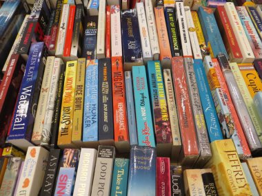 Tangerang, Endonezya - 9 Nisan 2018: Satır kurgu kitap kitap Fuarı buz Bsd City Satılık.