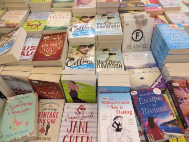 Tangerang, Endonezya - 9 Nisan 2018: Yığınları kurgu kitap kitap Fuarı buz Bsd City Satılık.