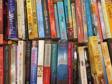 Tangerang, Endonezya - 9 Nisan 2018: Satır kurgu kitap kitap Fuarı buz Bsd City Satılık.