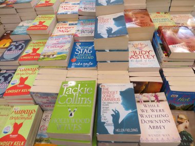 Tangerang, Endonezya - 9 Nisan 2018: Yığınları kurgu kitap kitap Fuarı buz Bsd City Satılık.