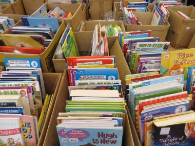 Tangerang, Endonezya - 9 Nisan 2018: Satır çocuk kitap kitap Fuarı buz Bsd City Satılık.