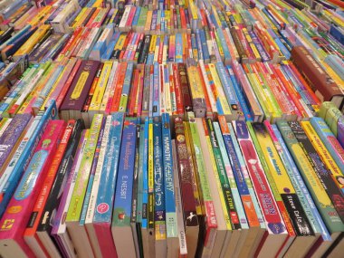 Tangerang, Endonezya - 9 Nisan 2018: Satır kurgu kitap kitap Fuarı buz Bsd City Satılık.