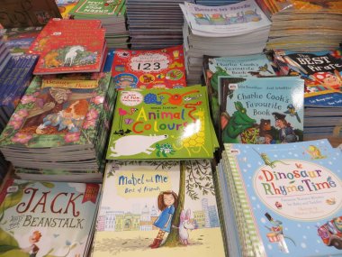 Tangerang, Endonezya - 9 Nisan 2018: Kitap Fuarı buz Bsd City Satılık çocuk kitap yığınları.