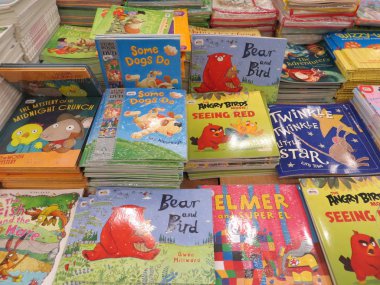 Tangerang, Endonezya - 9 Nisan 2018: Kitap Fuarı buz Bsd City Satılık çocuk kitap yığınları.