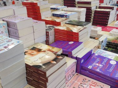 Tangerang, Endonezya - 22 Nisan 2017: Kitap Fuarı buz Bsd City Satılık kitapları yığınları.