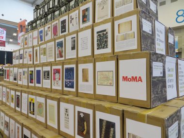 Tangerang, Endonezya - 22 Nisan 2017: Kitap Fuarı buz Bsd City Satılık tasarım kitap yığınları.