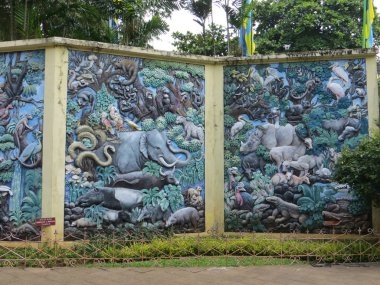 Jakarta, Endonezya - 24 Şubat 2017: Yaban hayatı Ragunan hayvanat bahçesi hayvanları kabartma heykeller.