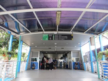 Jakarta, Endonezya - 24 Şubat 2017: Giriş kapısı Transjakarta otobüs sığınak Ragunan içinde.