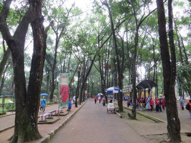 Jakarta, Endonezya-Mart 25, 2017: Ragunan hayvanat bahçesinde insanlar gezi bir kalabalık.