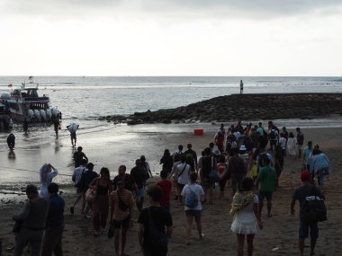 Denpasar, Endonezya - 23 Ağustos 2019: Nusa Penida adasına gidecek olan sürat teknelerine bir kalabalık bindi.