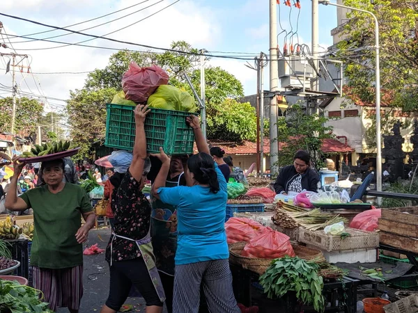 Denpasar, Endonezya - 21 Ağustos 2019: Pasar Badung dışında sabah taze yiyecek ve sebze satan sokak satıcıları).