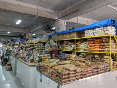 Denpasar, Endonezya - 21 Ağustos 2019: Pasar Badung 'da çeşitli abur cubur ve krakerler satılıyor (Badung Pazarı).