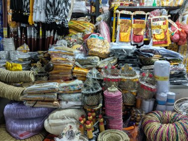 Denpasar, Endonezya - 21 Ağustos 2019: Pasar Badung Badung Pazarı 'nda bale hinduizm dini törenleri ve adaklar için çeşitli ekipmanlar satılıyor.