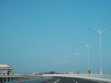 Denpasar, Endonezya - 23 Ağustos 2019: Benoa Körfezi boyunca uzanan 12.7 km uzunluğunda bir köprü ile Bali Mandara Toll Yolu üzerinde terk edilmiş yol.