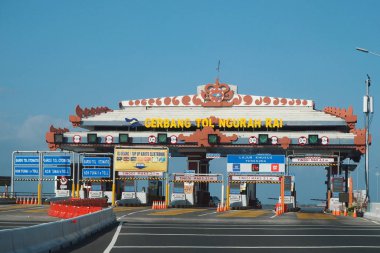 Denpasar, Endonezya - 23 Ağustos 2019: Gerbang Tol Ngurah Rai 'deki Bali Mandara Geçit Yolu girişi.