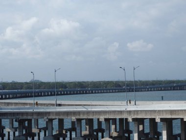 Denpasar, Endonezya - 23 Ağustos 2019: Benoa Körfezi boyunca uzanan 12.7 km uzunluğunda bir köprüyle Bali Mandara Toll Yolu 'ndan geçen araçlar.