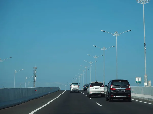 インドネシア デンパサール 2019年8月23日 長さ12 7Kmのベノア湾に架かる橋が通るバリ マンダラ有料道路を走行中の車両 — ストック写真