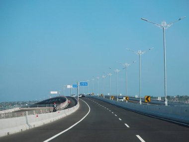 Denpasar, Endonezya - 23 Ağustos 2019: Benoa Körfezi boyunca uzanan 12.7 km uzunluğunda bir köprü ile Bali Mandara Toll Yolu üzerinde terk edilmiş yol.