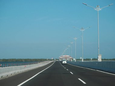 Denpasar, Endonezya - 23 Ağustos 2019: Benoa Körfezi boyunca uzanan 12.7 km uzunluğunda bir köprüyle Bali Mandara Toll Yolu 'ndan geçen araçlar.