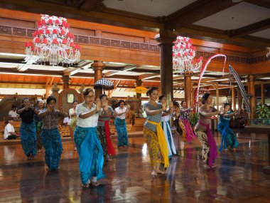 Nusa Dua Bali, Endonezya - 23 Ağustos 2019: Bir otelde geleneksel Bali dansı yapan bir grup kadın.