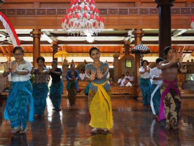 Nusa Dua Bali, Endonezya - 23 Ağustos 2019: Bir otelde geleneksel Bali dansı yapan bir grup kadın.
